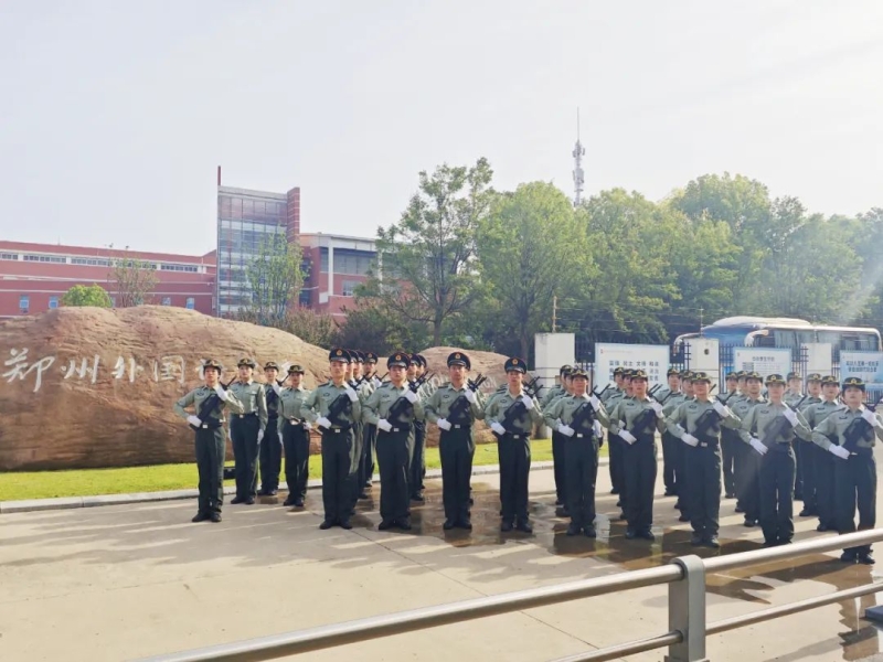 我校八一连国旗护卫队走进郑州外国语学校