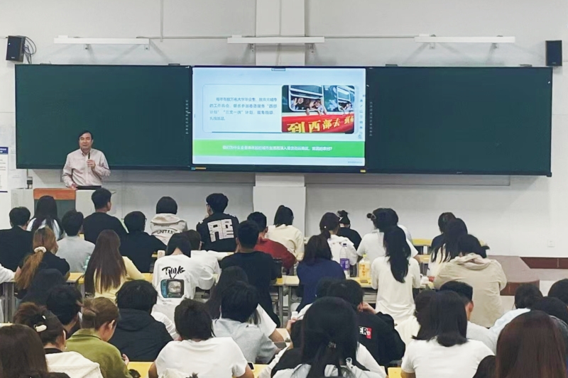 我校副校长崔明辰教授为学生讲授专题思政课