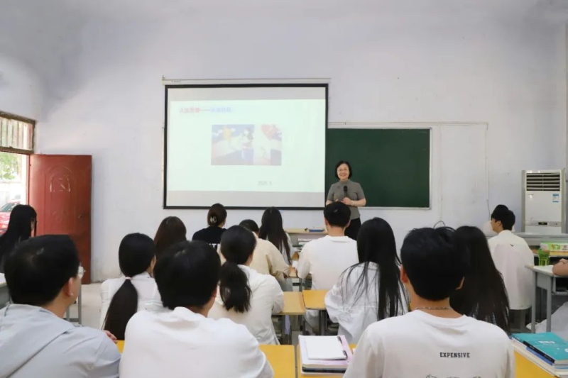 我校副校长张淑爱讲授专题思政课