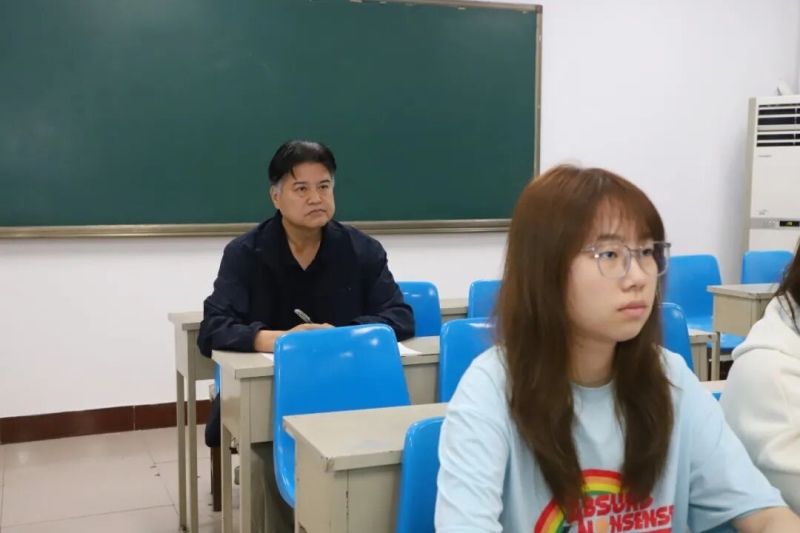 我校校领导深入思政课堂开展集中听课活动